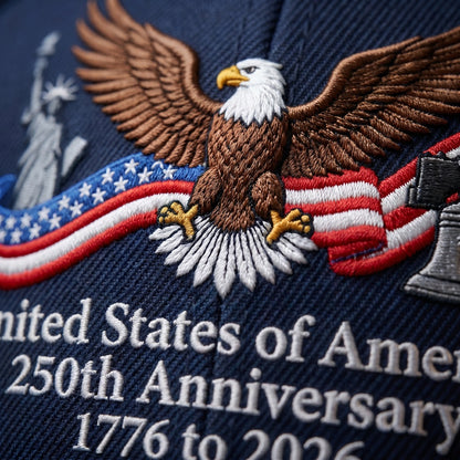 Makroaufnahme der Stickerei der 250th Anniversary Patriot Cap