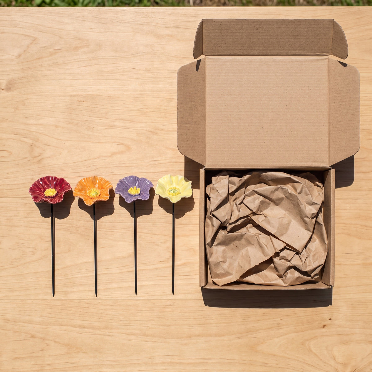 What's in the box: 4 bee blossoms with metal stakes